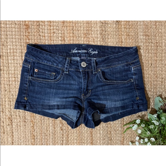 🌼 Dark Wash Low Rise Shorts 🌼 - Picture 2 of 4